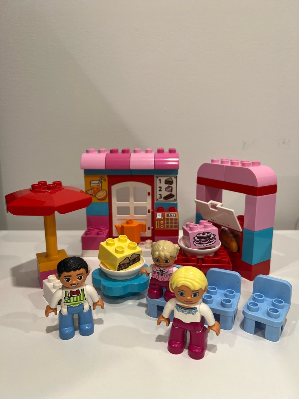 LEGO DUPLO Café Set 10587 - 3 figures, food, furniture - Toddler Toy ages 2-5